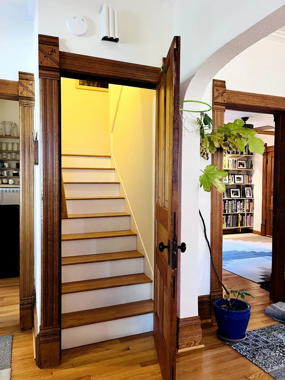 4BR Downtown House 213 W 10th St. photo 12