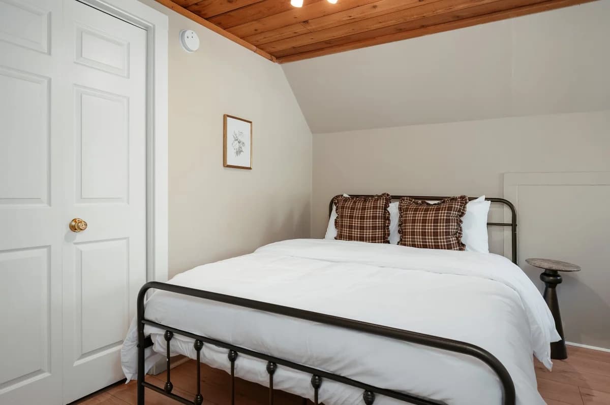 Astra Cottage | Hottub | 3BR Near Downtown & TART Trail | Grill photo 6