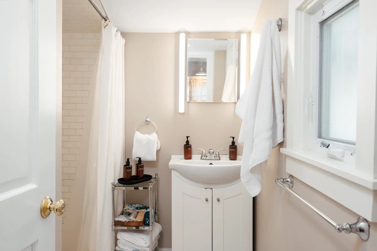 Astra Cottage | Hottub | 3BR Near Downtown & TART Trail | Grill photo 36
