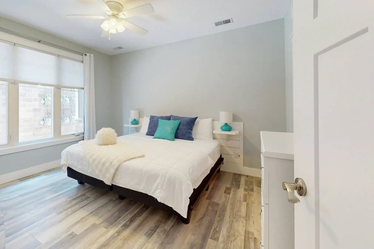 The Cove 5 | 2BR | Rooftop Patio | Downtown photo 5