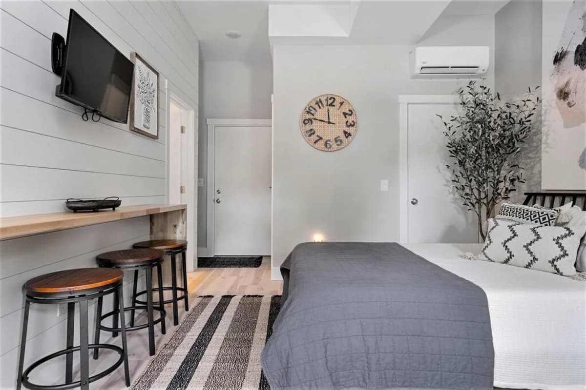 H Studio |Close to Downtown|Beaches|Wineries photo 4