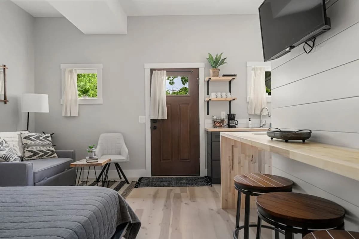 H Studio |Close to Downtown|Beaches|Wineries photo 6