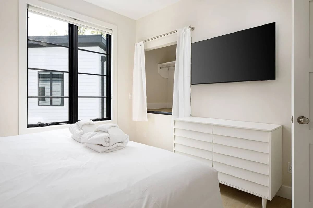 Hamilton Place | Bayside Building 8BR | Near Downtown Beaches photo 12