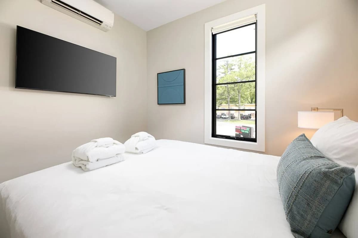 Hamilton Place | Lakestone 2BR | Near Downtown Beaches photo 9