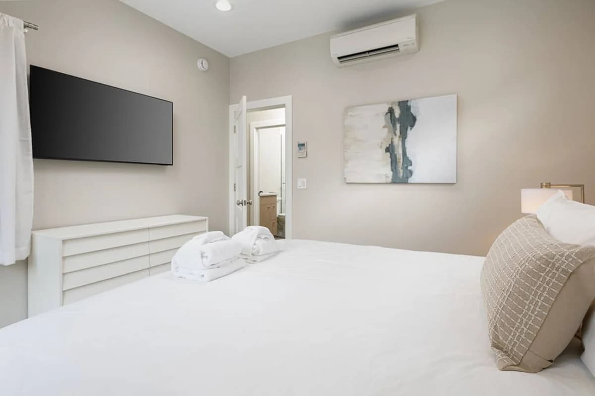 Hamilton Place | Lakestone 2BR | Near Downtown Beaches photo 11