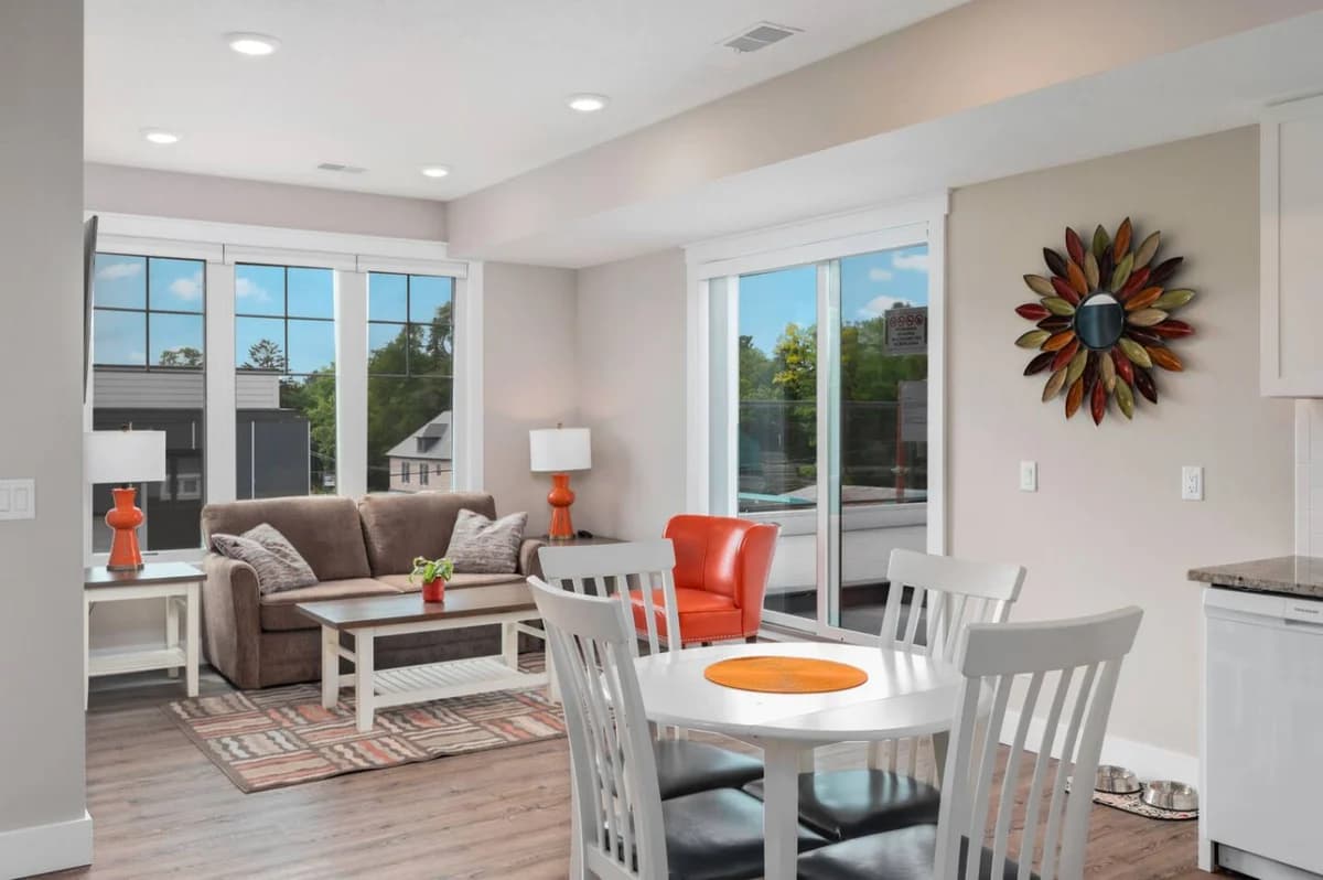 Private Hot Tub The Perch 14 |2BR |Patio |Downtown photo 5
