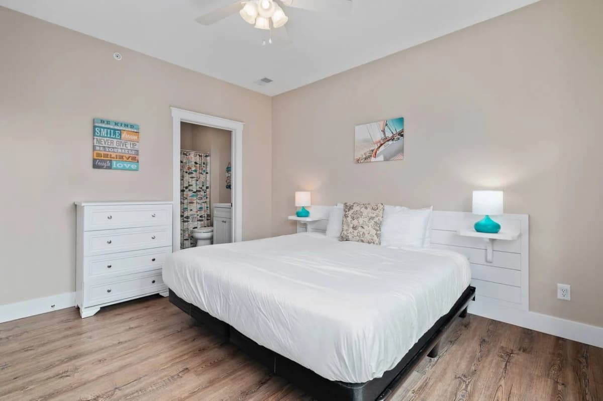 Private Hot Tub The Perch 14 |2BR |Patio |Downtown photo 10