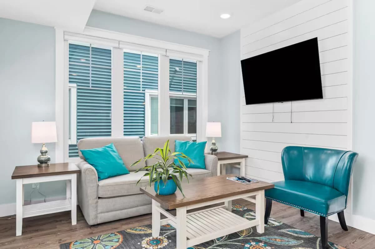 Private Hot Tub The Roost 16 |2BR |Patio |Downtown photo 3