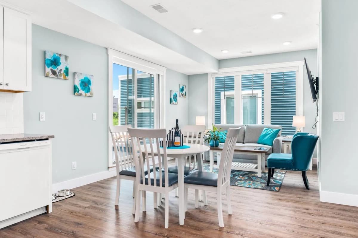 Private Hot Tub The Roost 16 |2BR |Patio |Downtown photo 4