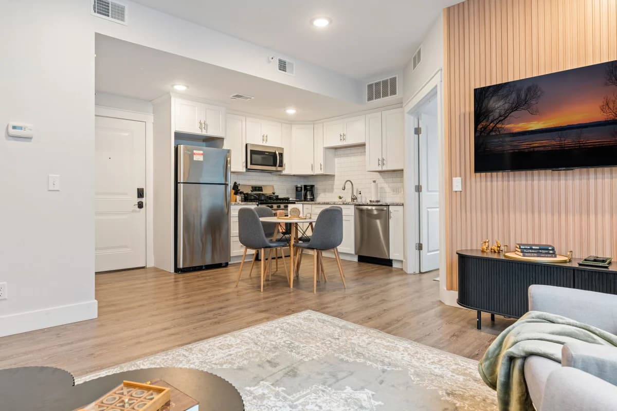 Stone & Flora 2BR Condo Near Downtown and Bay photo 6