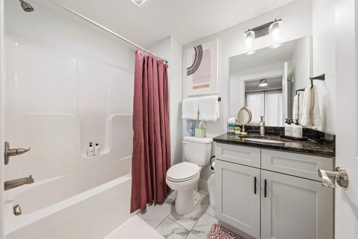 Stone & Flora 2BR Condo Near Downtown and Bay photo 19