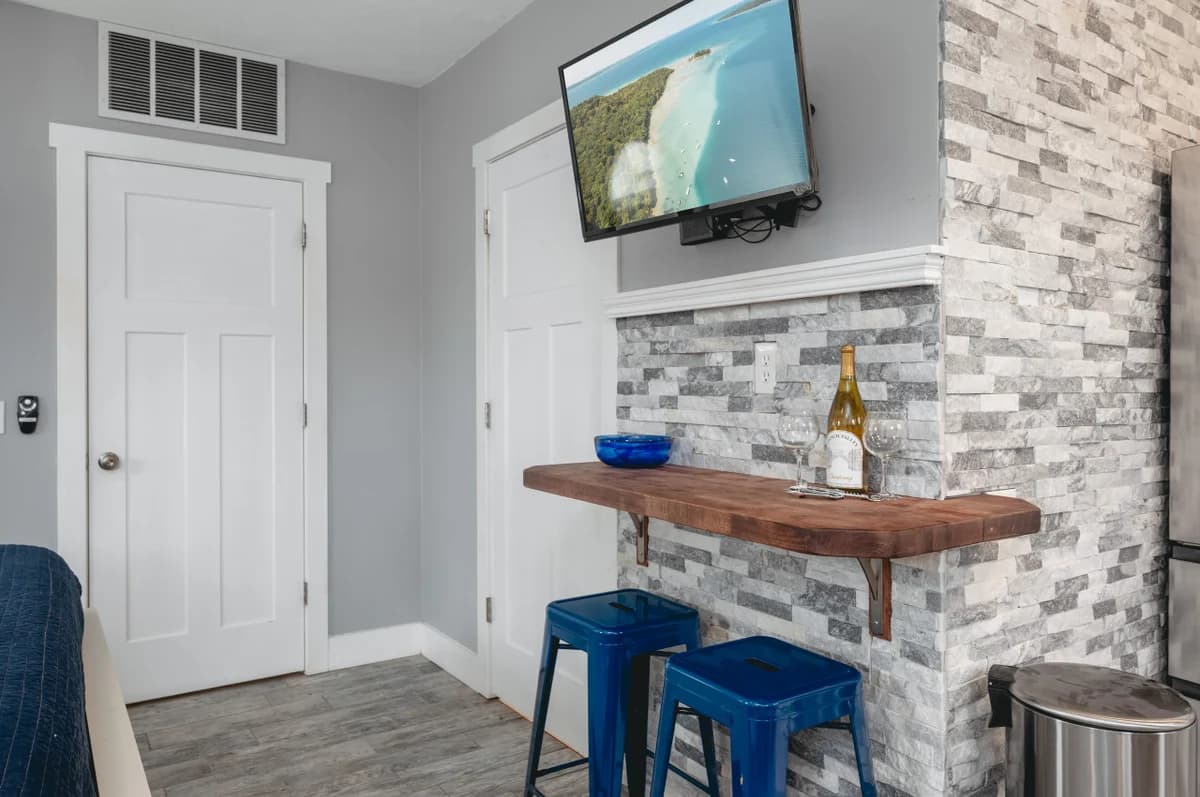 Studio TC Close to Downtown Beaches and Wineries photo 6