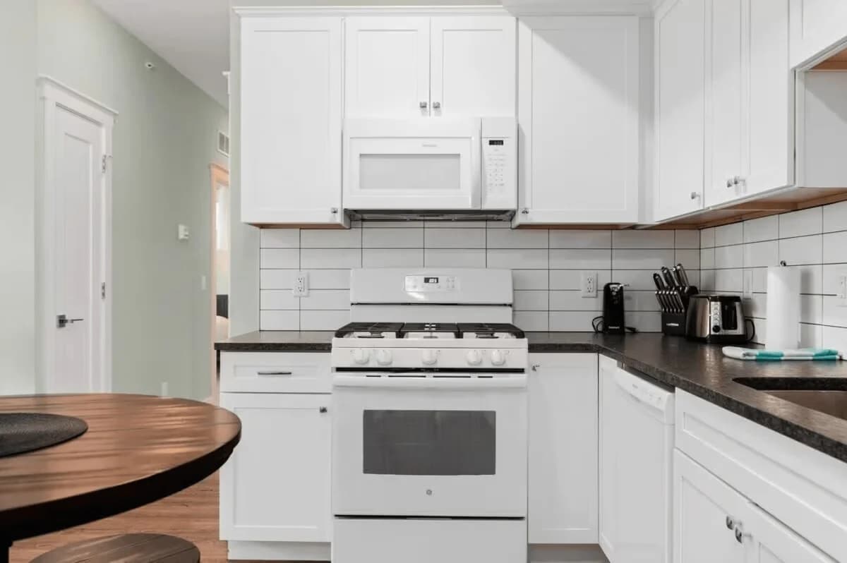 The Nook 8 | 2BR | Rooftop Patio | Downtown photo 9