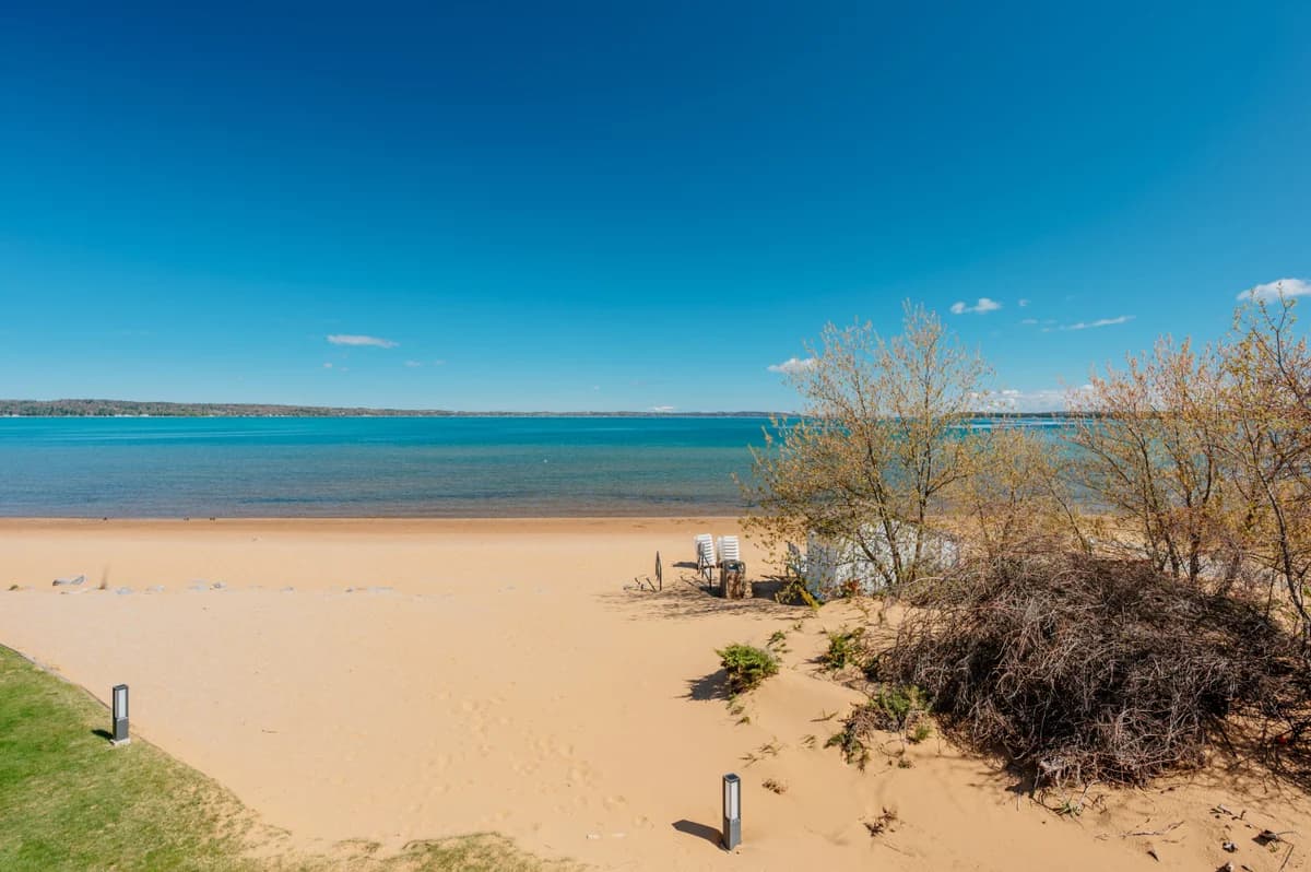 Waters Edge 220 · Beachfront Condo