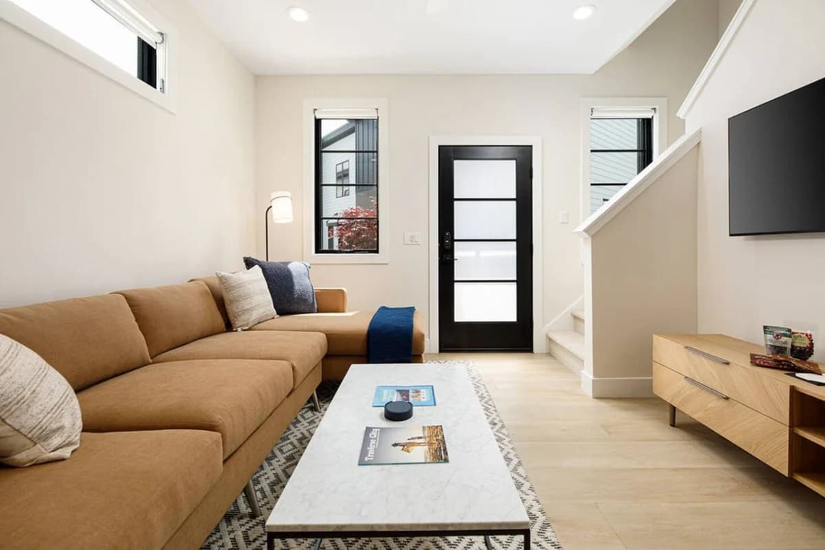 Hamilton Place | Bayside Building 8BR | Near Downtown Beaches photo 3